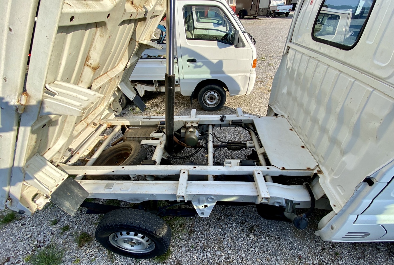 2000 Suzuki Carry Dump photo 2